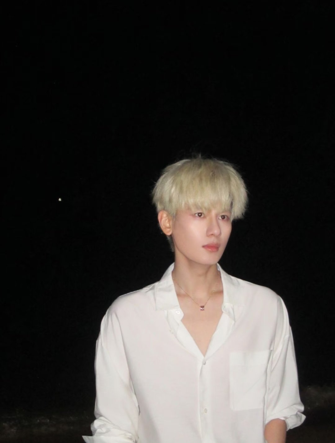 胡先煦海边手捧花ccd～ 