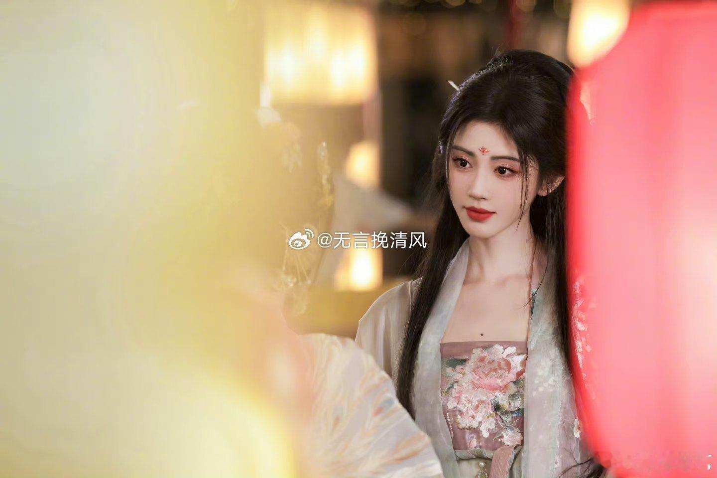 #鞠婧祎一字肩蓝色长裙#鞠婧祎的造型太美了，舞台也是让人赏心悦目。感觉她古装和现