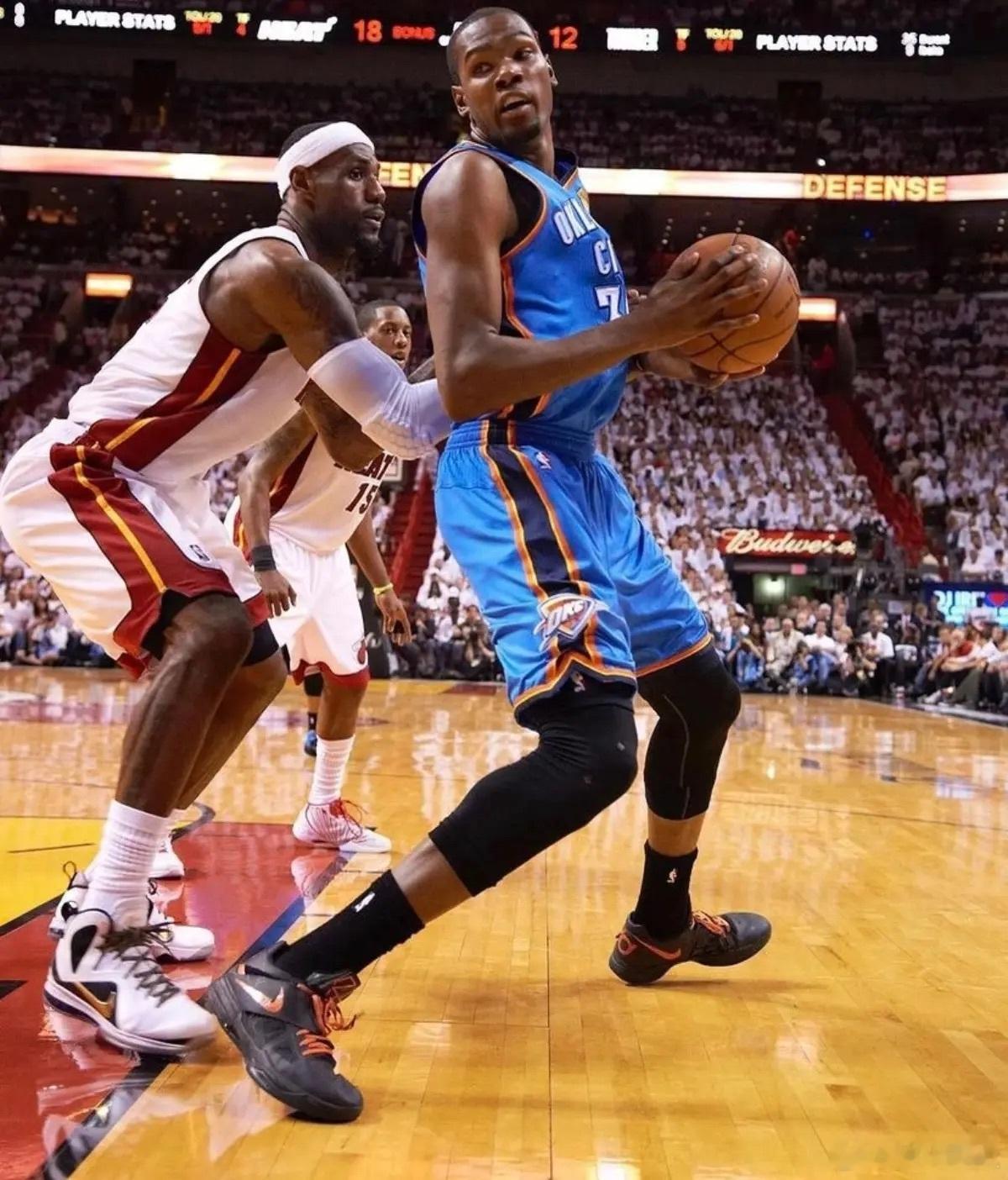 当越来越多熟悉的对手离开赛场，只有他还在续写历史。nba季后赛詹姆斯