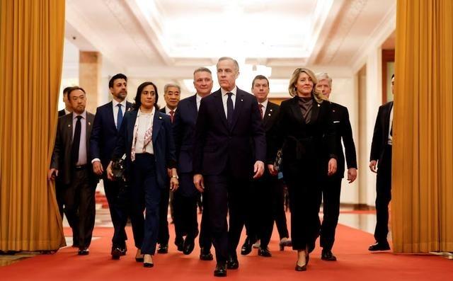 重大突破，加拿大不惧美国的威胁，卡尼与中国就电动汽车和油菜籽达成关税配额协议！加