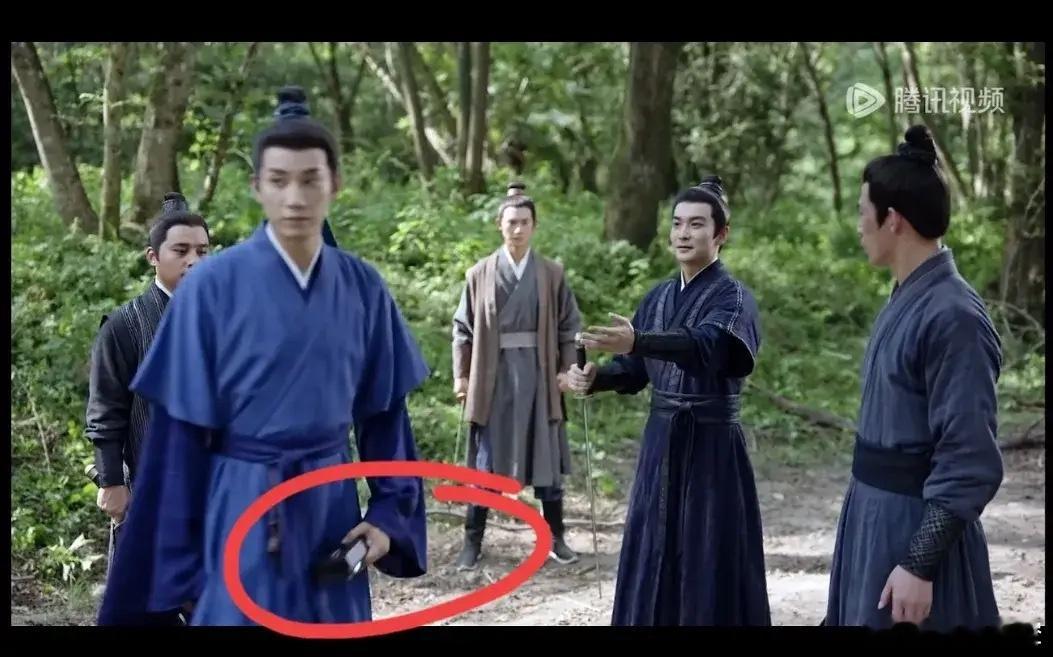 真是服了！！古装剧拍着拍着，男主手里拿着一个电风扇就走了[允悲]这么明显的穿帮镜