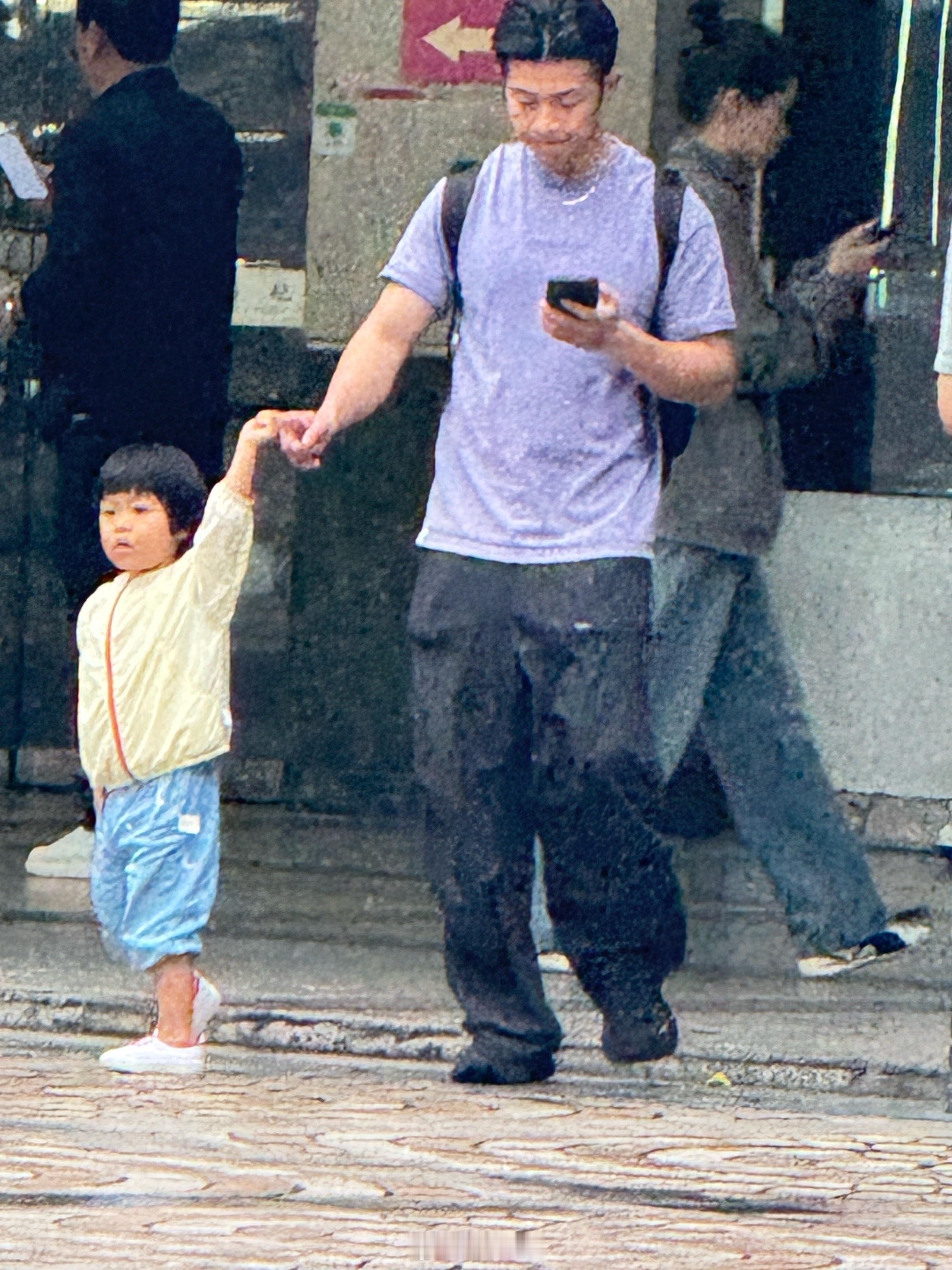 我真服了无头苍蝇般乱走路上碰到了我说你手机怎么关机了他说没关机我现场拨打，就是关