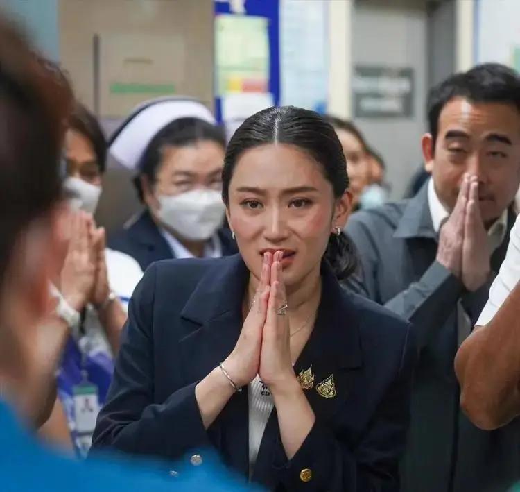 在被泰国宪法法院解职总理一职以后，佩通坦依旧担任为泰党党首。在9月5日的泰国总理