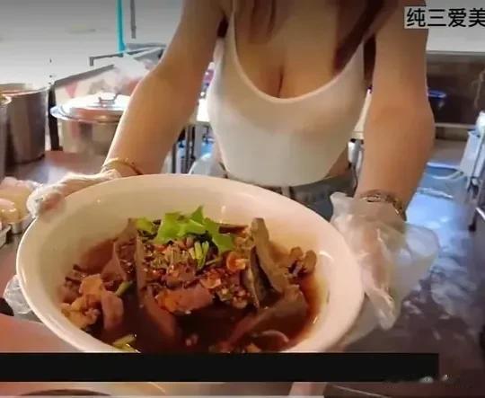 泰国曼谷的牛肉西施。莫名其妙地她家的生意特别兴隆！不知是不是牛肉汤里，有啥特殊的