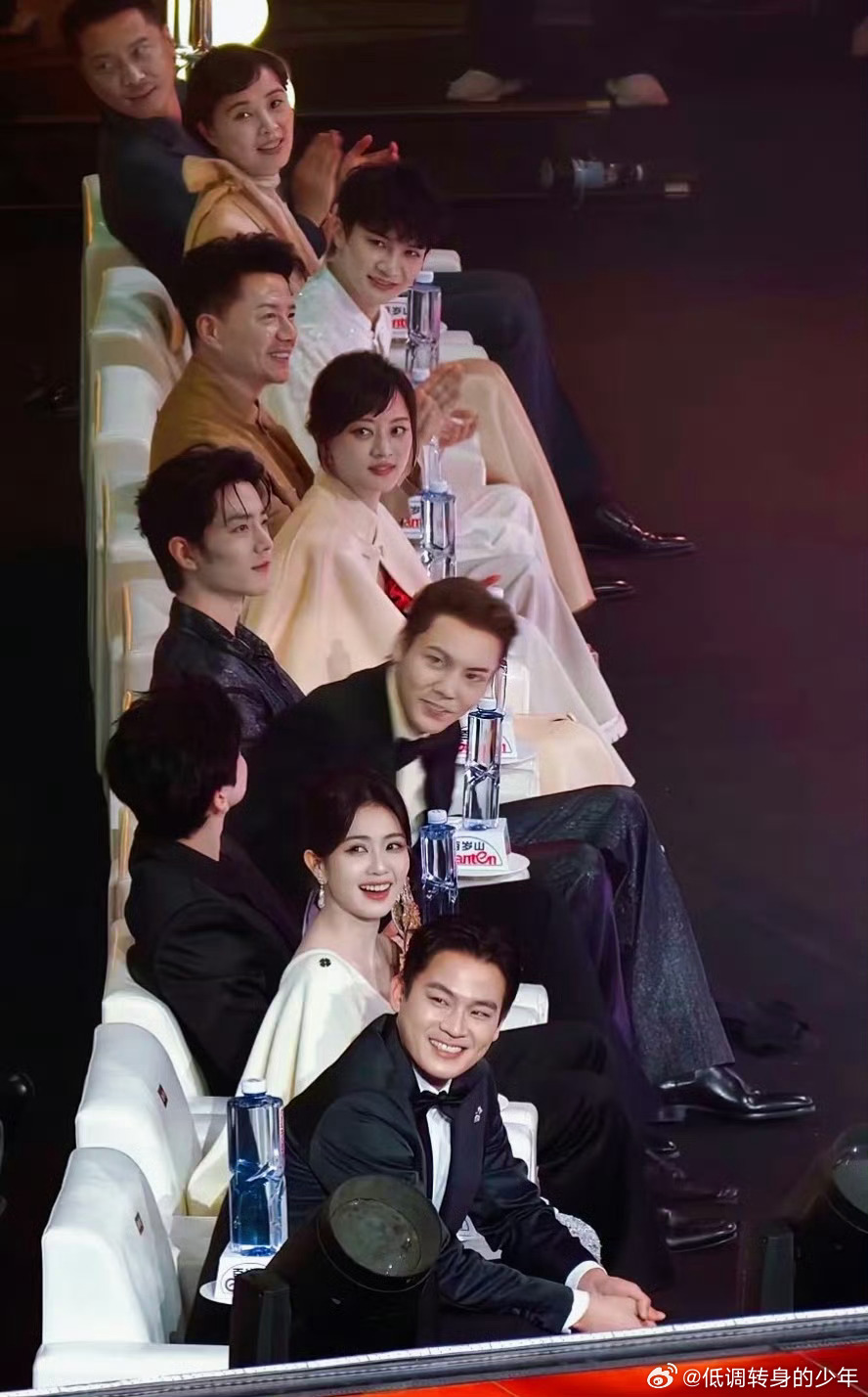 肖战smg视帝哥这气质真的绝了，儒雅中又有王者风范  压场！肖战smg视帝