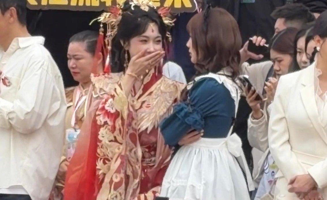 宣璐李艺彤热聊 宣璐 李艺彤同框了！两位姐姐还一直在聊天～宣璐李艺彤同框