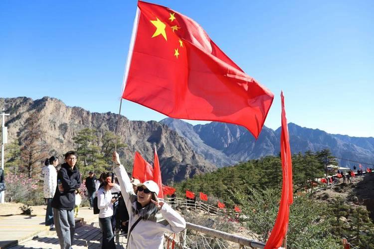 上联:溪旁花照水
下联:山前旗招风