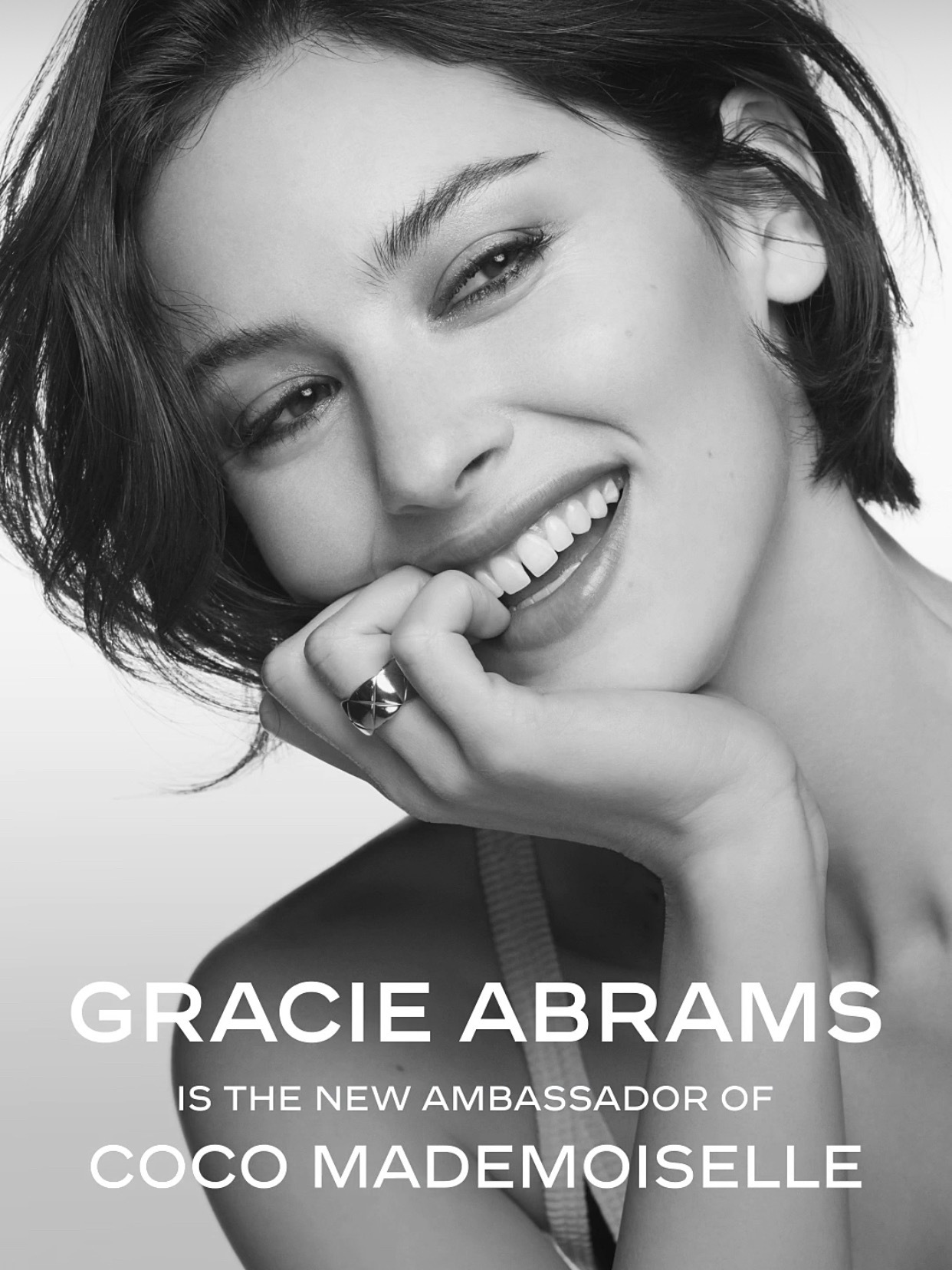 时尚灵感解读 从抱着吉他写歌的卧室女孩，到站上世界巡演舞台，Gracie Abr