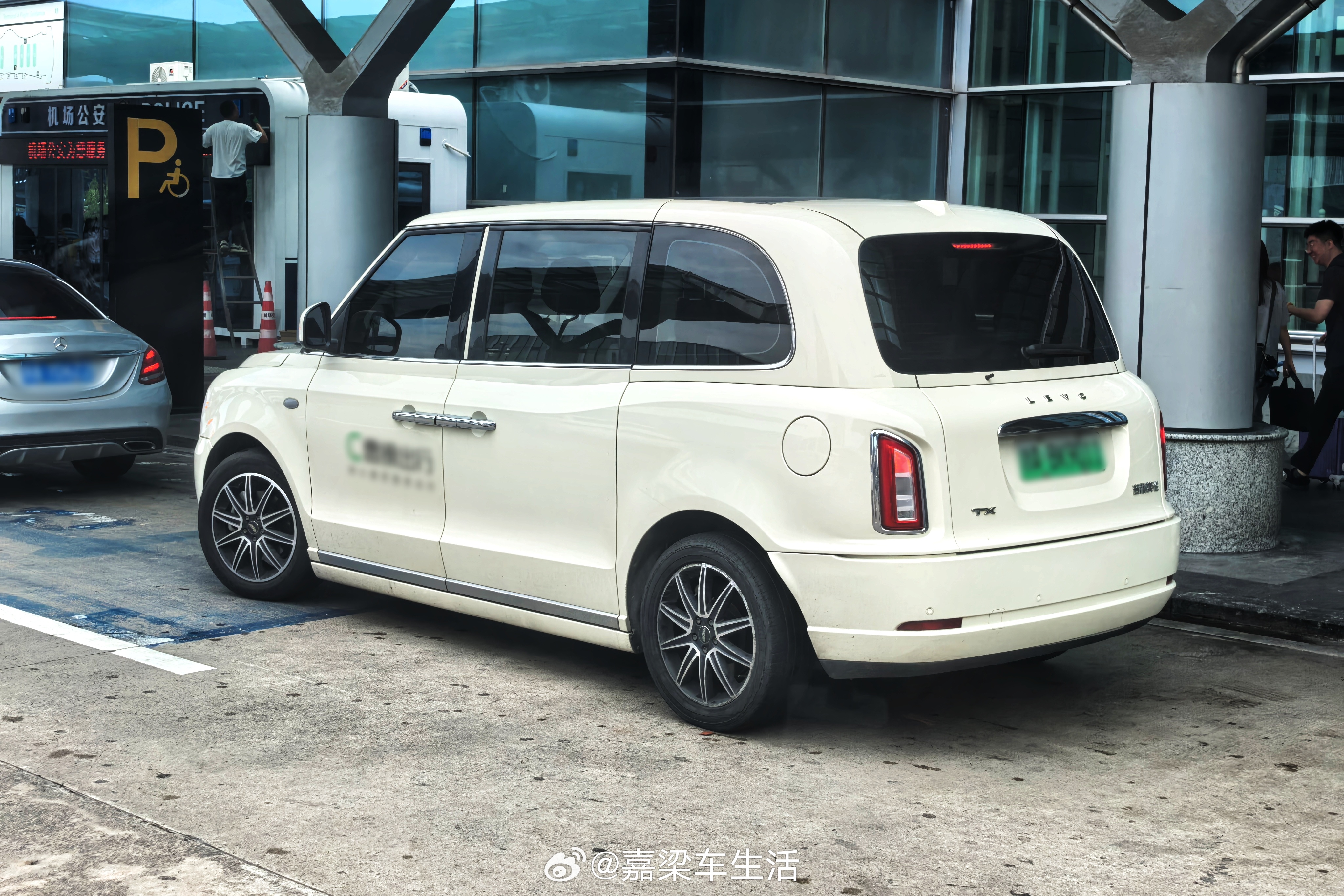 奶白色的吉利英伦出租车，还挺好看呢！我觉得这车家庭开也挺实用大v聊车我与汽车的日