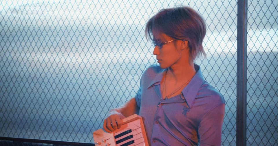 张真源浅灰渐变狼尾浅灰渐变狼尾配夜色，是把松弛感焊在身上了。 