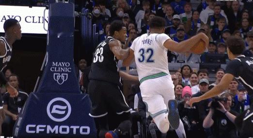 NBA赛场镜头：状元唐斯不止会三分，抡扣也不在话下！状元的身体天赋没有差的！
 