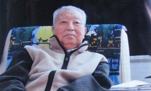 作为毛主席培养的国家主席候补人员，华国锋一生严于律己、廉洁奉公，始终以向毛主席看