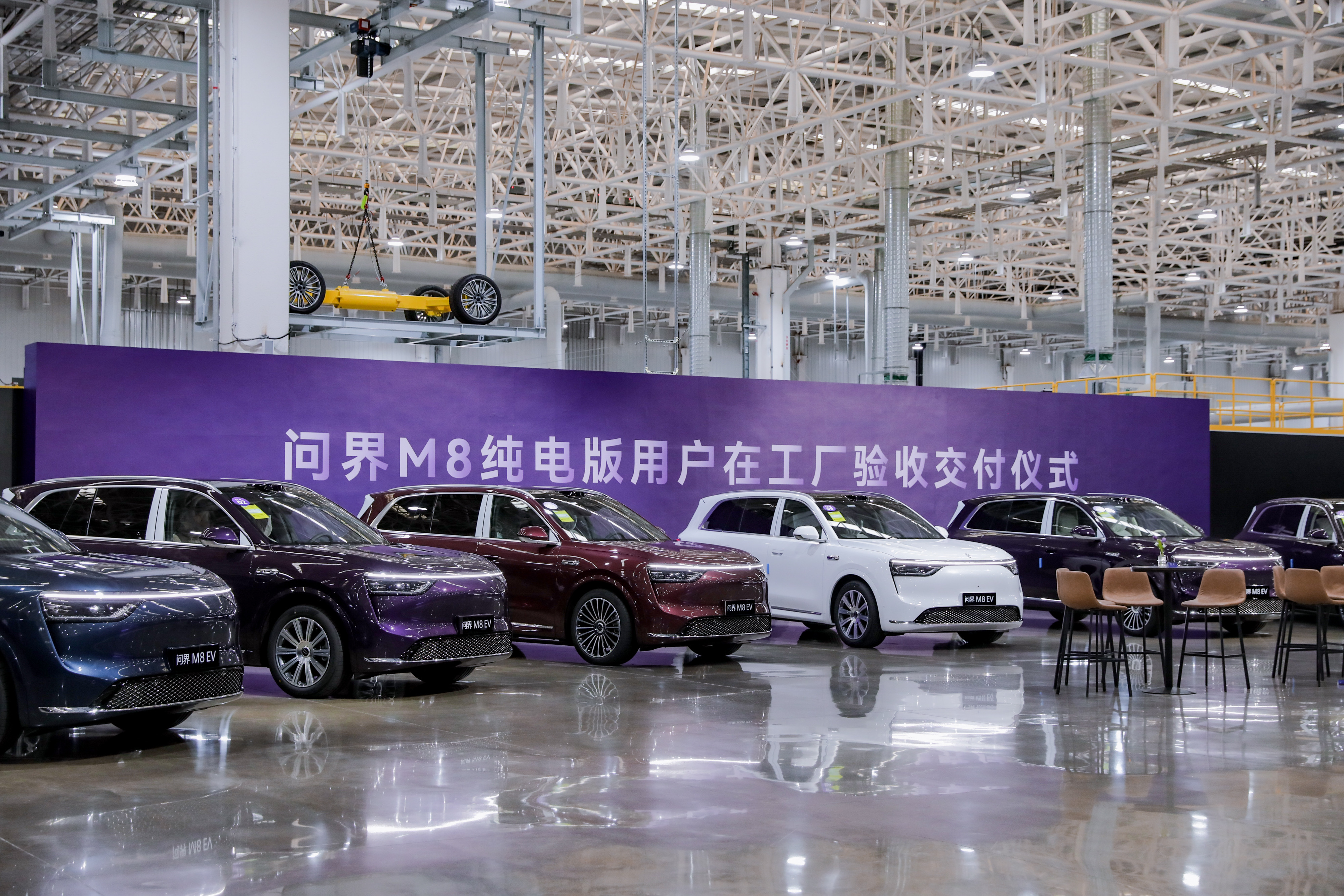 问界M8纯电首批居然在工厂交付，赛力斯工厂产线天天都在直播，车主们能亲自去看一看