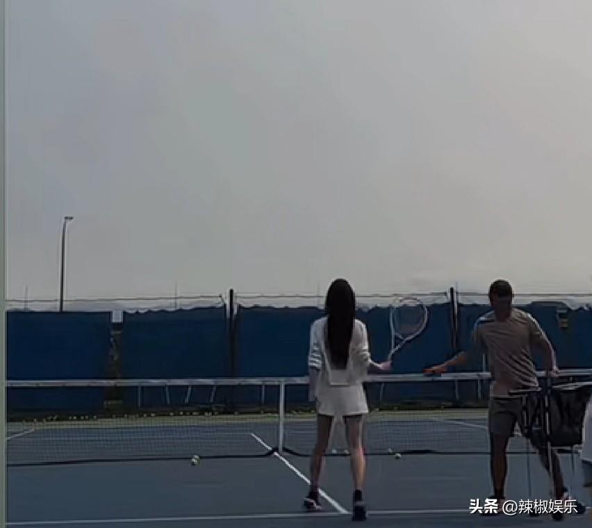 马筱梅和友人打羽毛球秀跳舞引热议。近日马筱梅在湾湾和闺蜜一起外出运动打羽毛球，刚