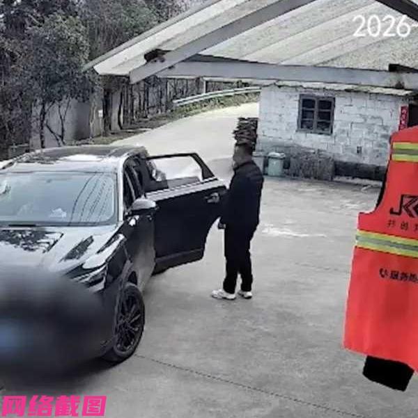 安徽六安有农户家养了二十年的兰草花，这天回家后却看到只剩下花盆，花没了。

这之