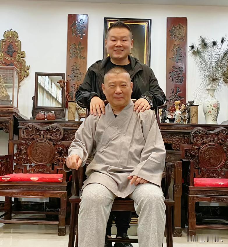 郭德纲这些徒弟里面，岳云鹏应该是最有出息的一个。不光多次上过春晚，而且也开过演唱