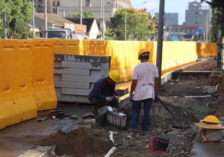 【老观附公路观海卫段开始动工改造啦！】这几天，经过观海卫镇老观附公路观海卫段的居