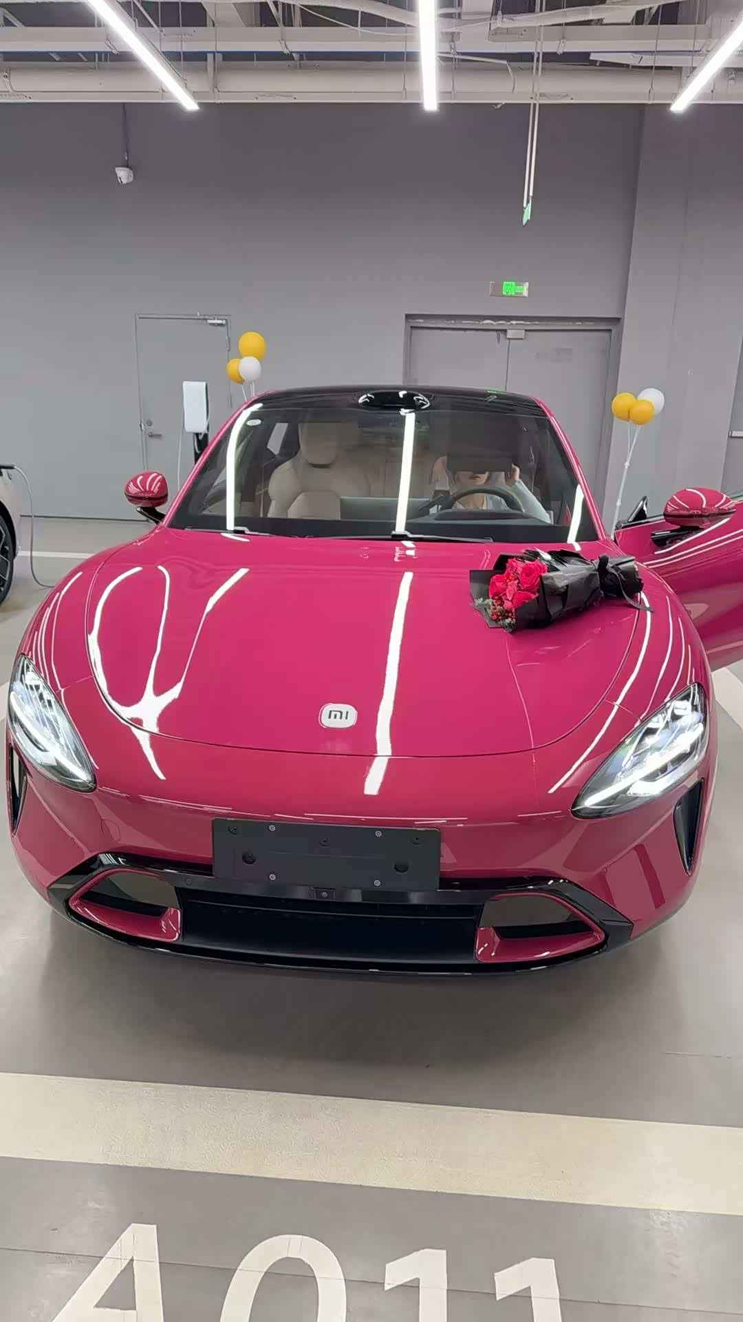 小米汽车11月17日官宣上新冬日车品，仿羊毛磁吸头枕（YU7版）、坐垫套装、车载