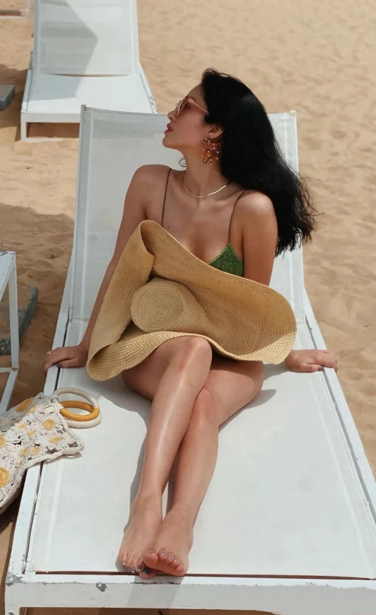 杨采钰的比基尼性感写真系列，展现了她迷人的身姿和独特魅力。[比心][比心][送自