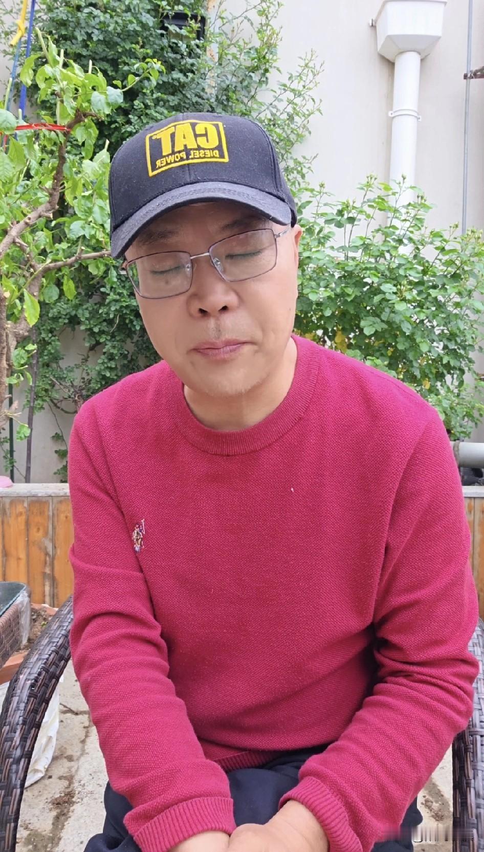 以后出门，我要随身带一个床单……

今天发现一个问题——我的耳朵，只要躺下就好好