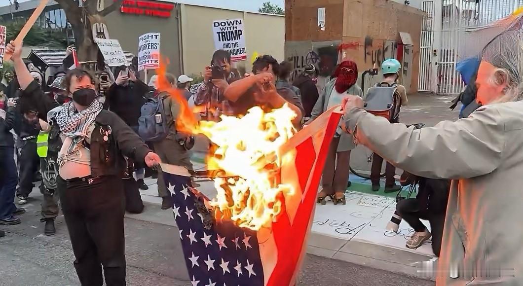 美国波特兰移民及海关执法局 (ICE) 设施外，抗议者焚烧美国国旗！

2025