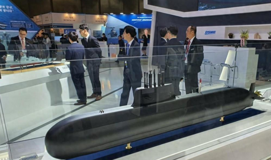 不装了？美国官员乔纳森·弗里茨在韩美论坛上表示，美国方面已允许韩国建造核潜艇来遏