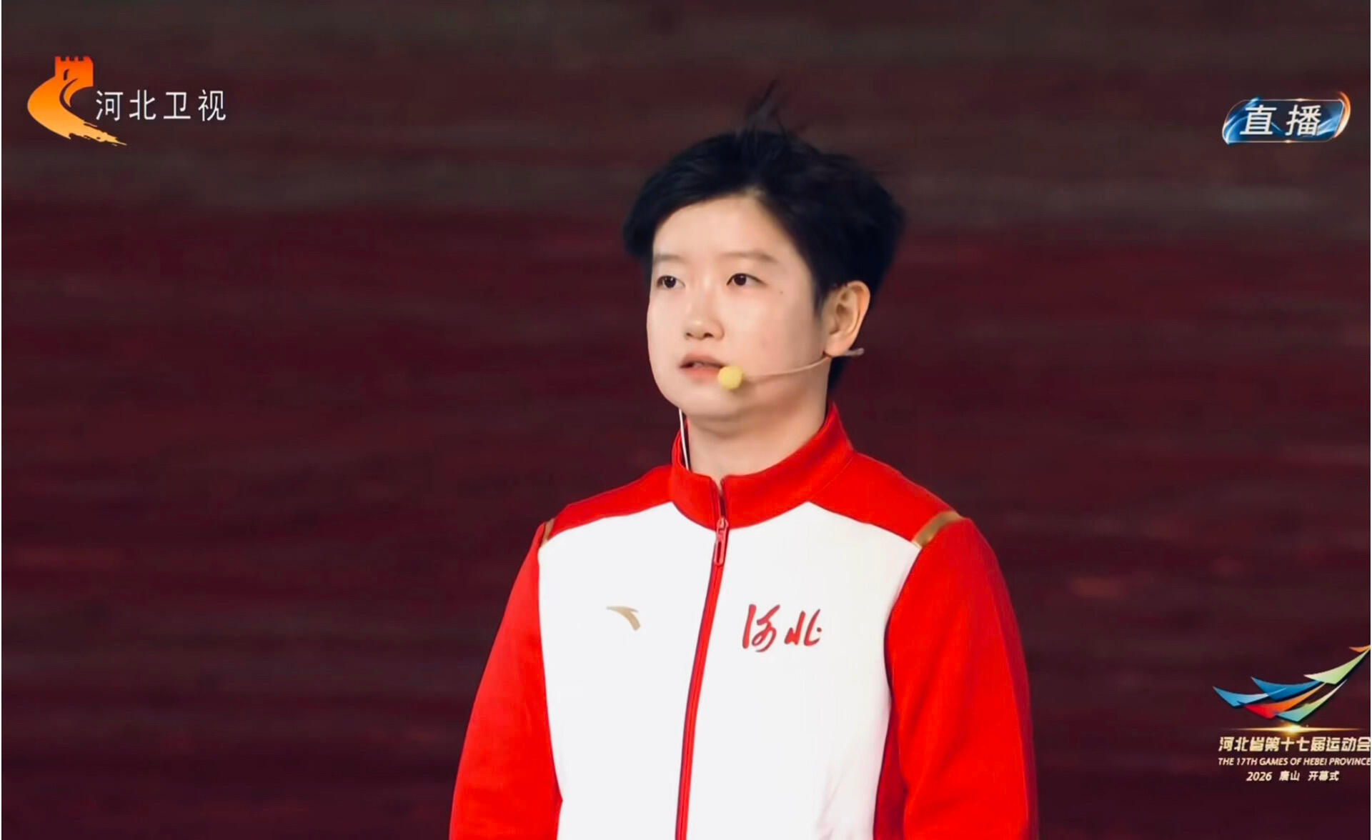 看站姿就知道是孙颖莎 省运会火炬手候场那会儿，她一开始还左顾右盼的，后来一本正经