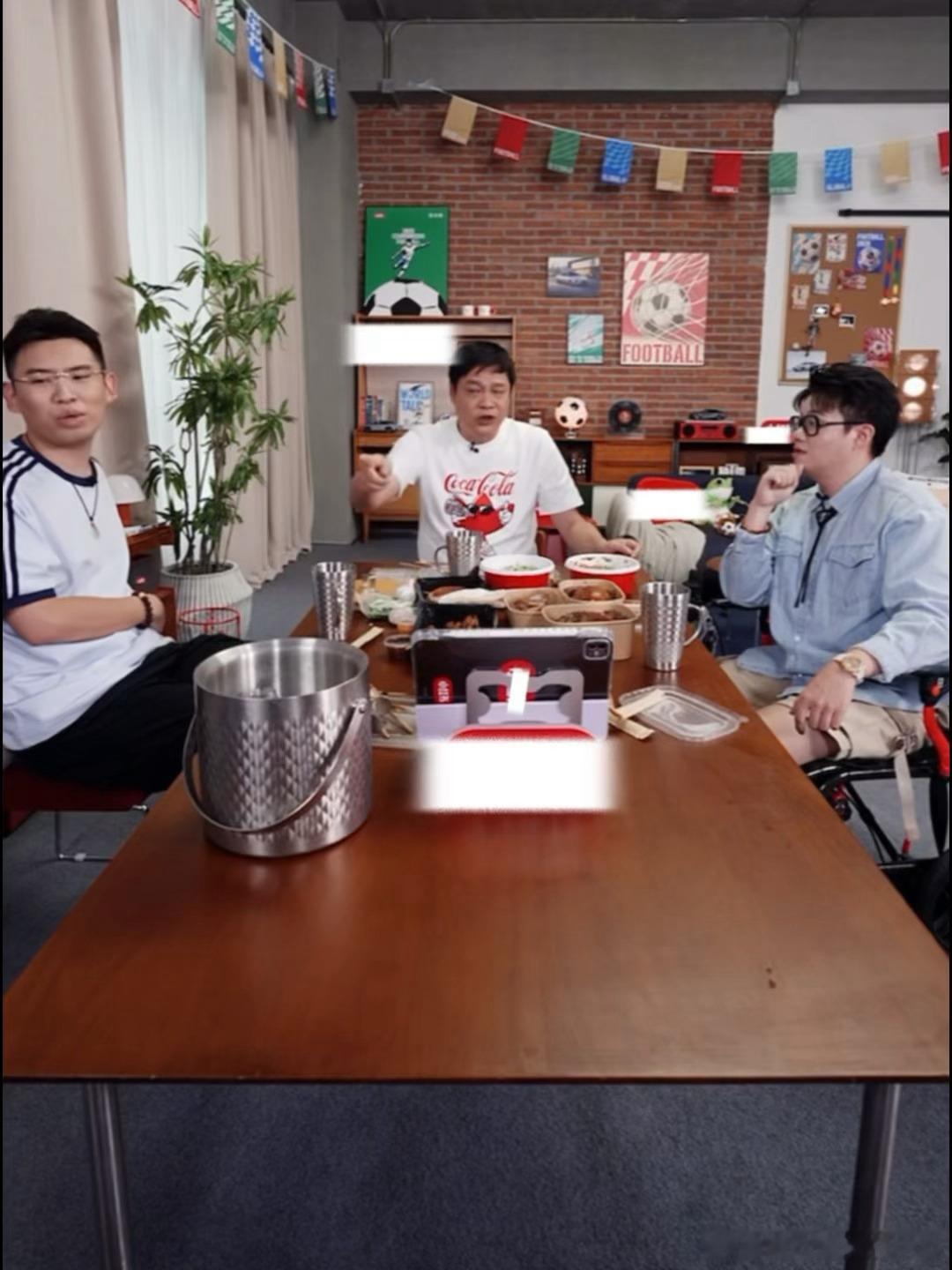 范志毅给哈兰德讲球不得不说，真的会被这种轻松氛围所渲染呢，范大将军真的给我们带来