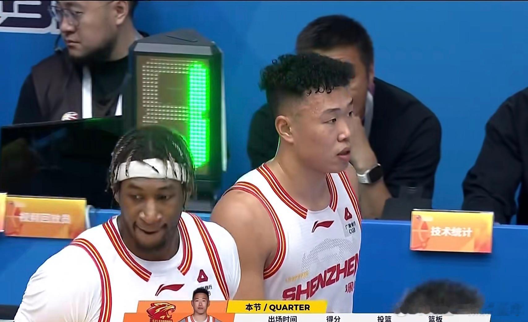 深圳首节32-28领先四川，贺希宁单节10分打疯了！首节战罢，深圳队32-28暂