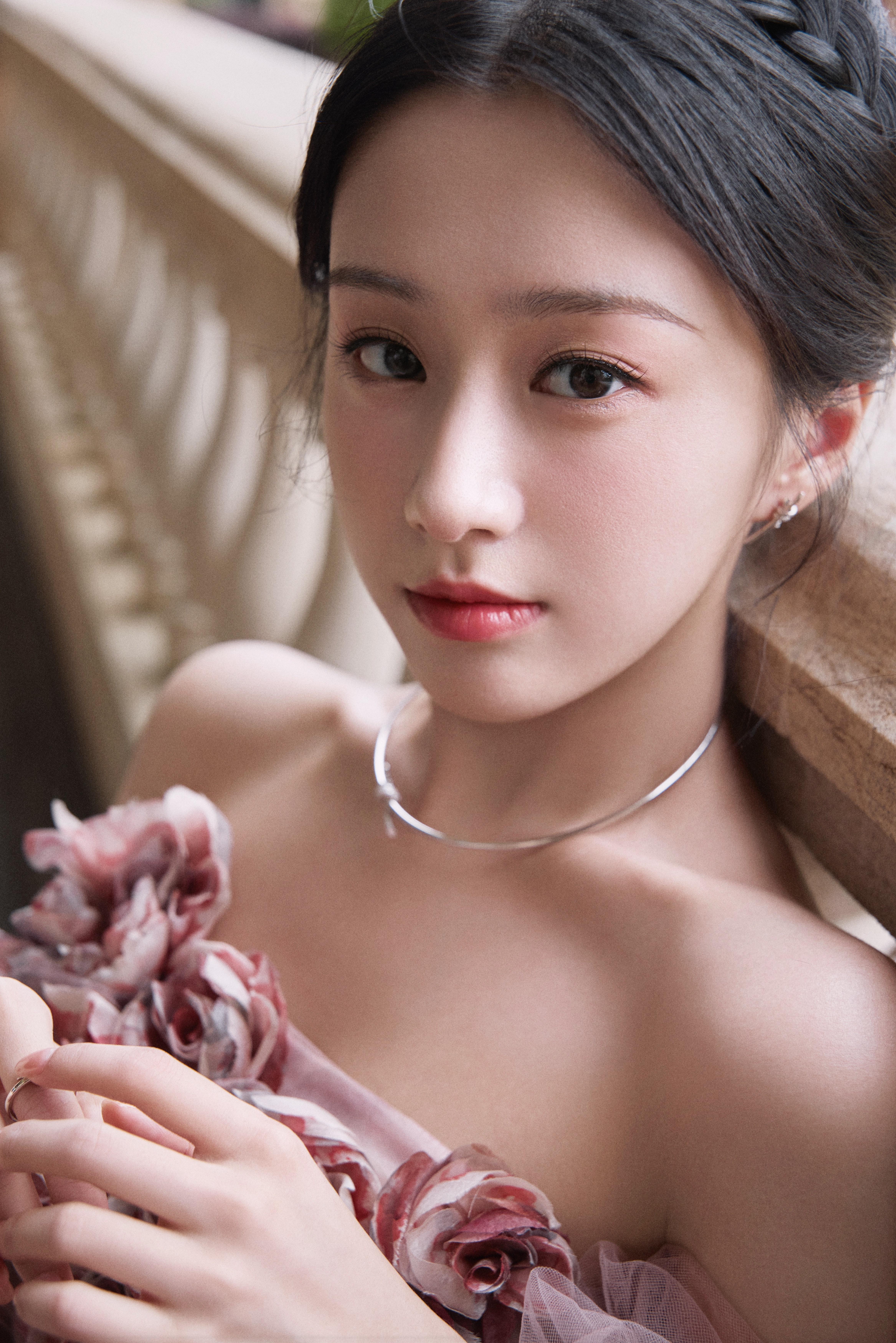 包上恩 把春日的繁花绣进裙摆，少女的心事就藏在这抹柔粉的浪漫里。2024.6.2