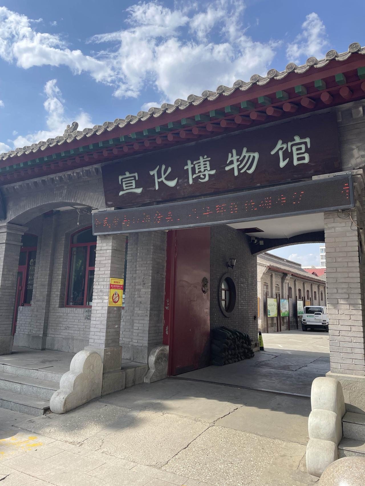 但是，应该进一步规划。中轴线侧商业气氛太浓，走在中轴线噪音太大，还有无照小商贩随