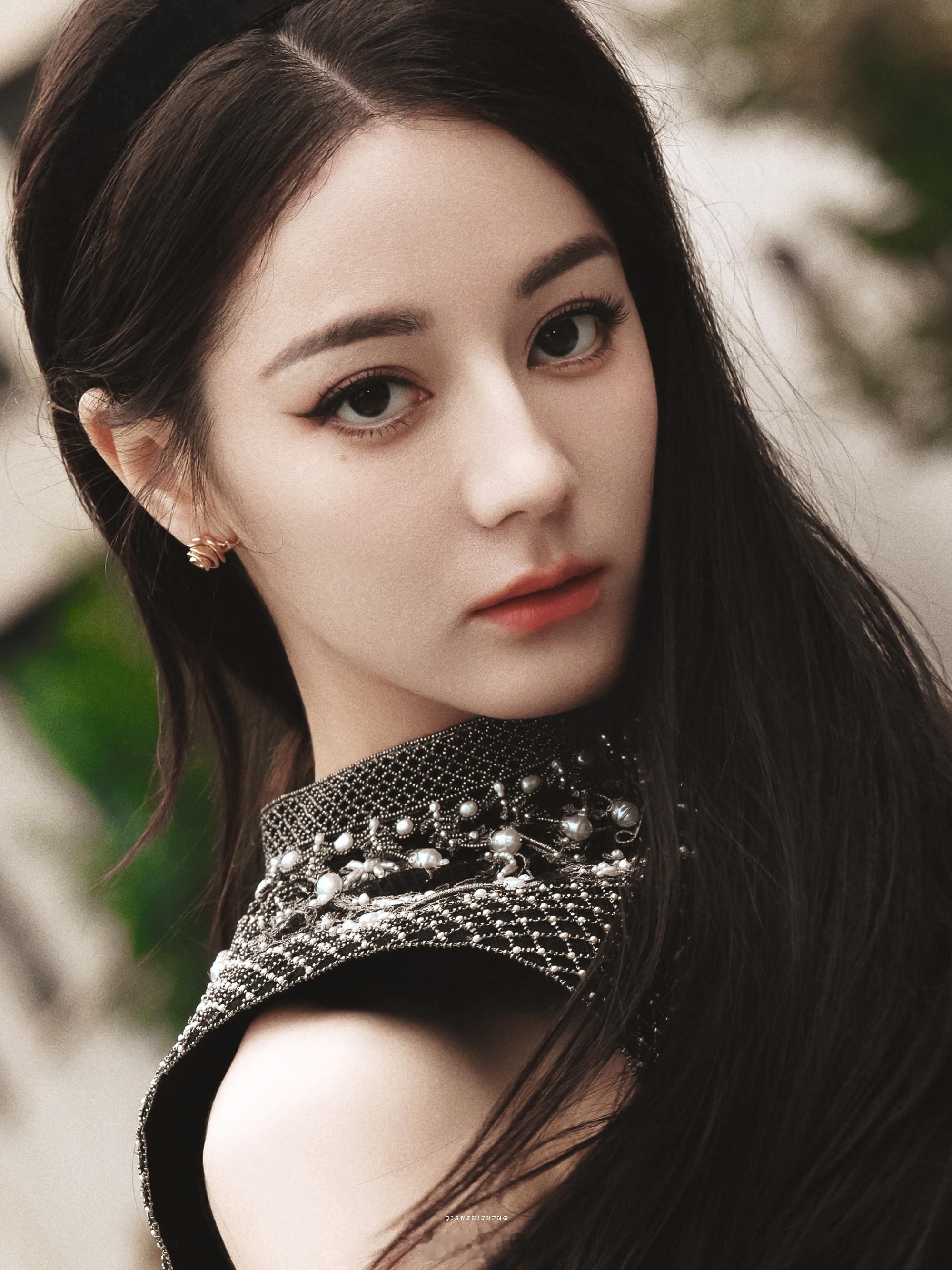 迪丽热巴已成立个人独资工作室去年十月嘉行还在辟谣解约，今天合约正式到期，不续。迪