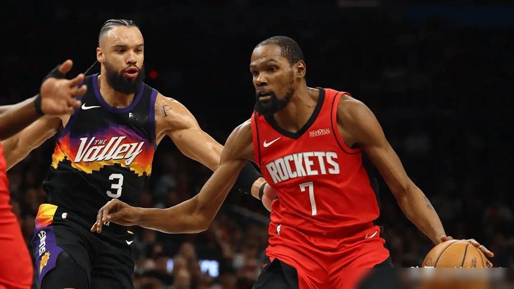 杜兰特抹了一把脸上的冰水，湿透的球衣往下滴答着水珠。几十个漫天乱飞的矿泉水瓶子，