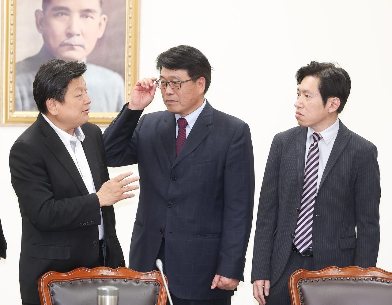 为什么绿营提名的只有他能被蓝白认可？
现在反而成了民进党“含泪投票”？

今天，