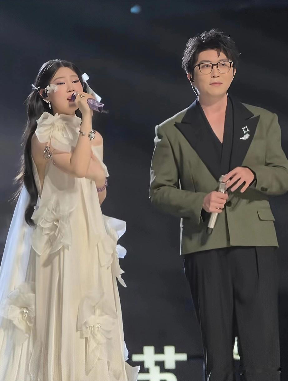 家人们！沈佳润这半年资源直接起飞🛫 三大顶流晚会扎堆上，还能跟毛不易同台合唱，