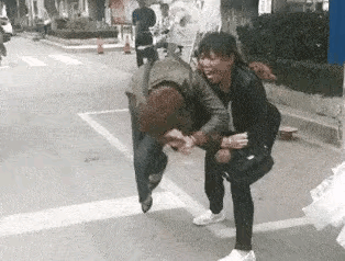 小贩和顾客发生了争执，据说是因为买东西挑挑拣拣，最后两个人就过起招来，现在干啥都