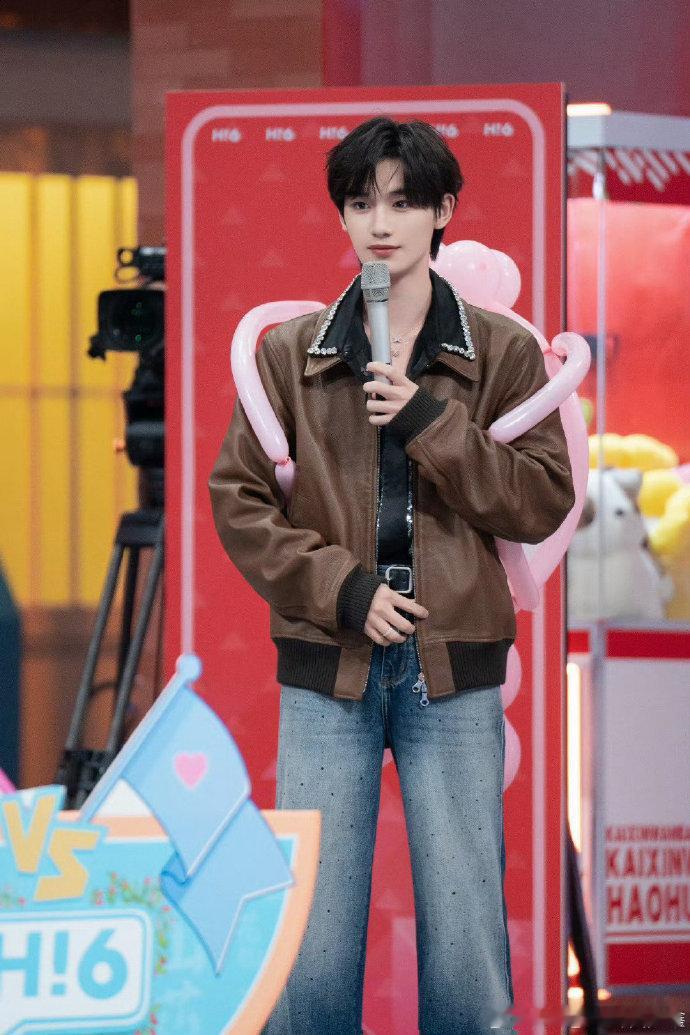 丁程鑫hi6棕色皮衣look你好星期六丁程鑫[超话]丁程鑫这棕色皮衣造型太绝了！