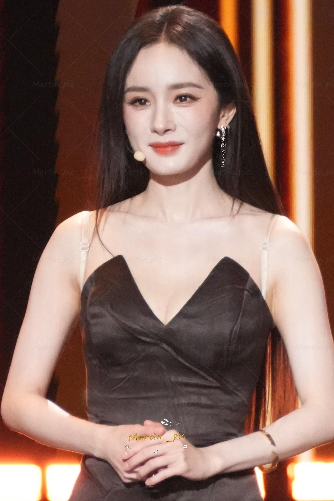 杨幂总台视后杨幂电视剧品质盛典领奖幂姐还是这么迷人 