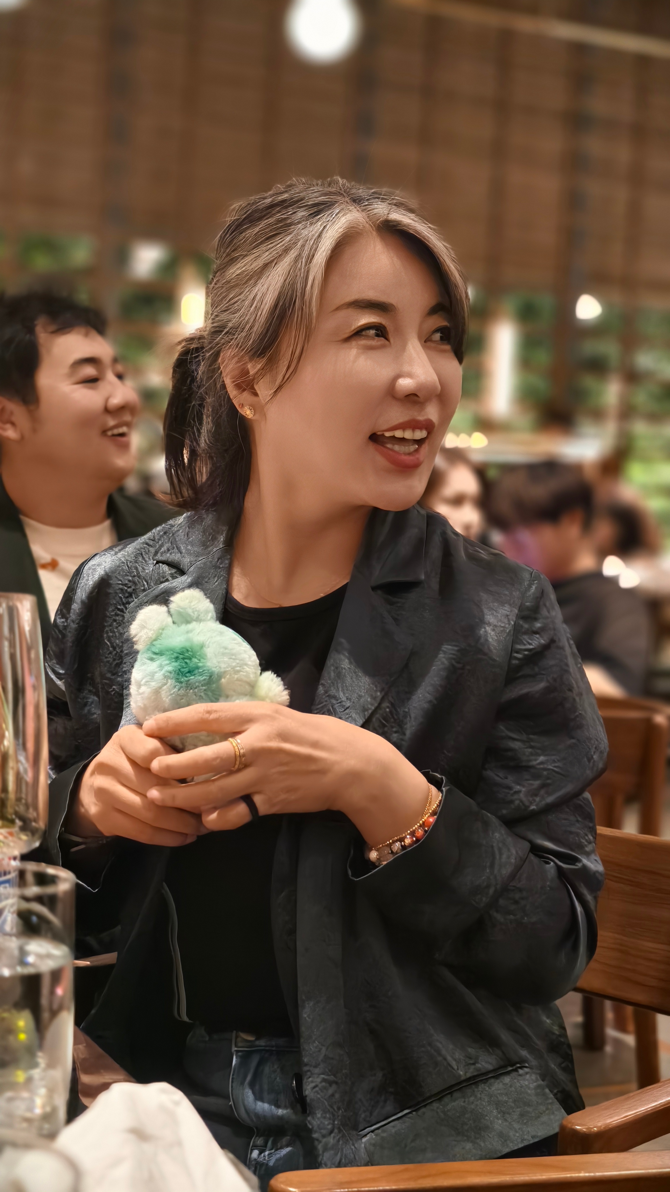 胡姐抽到了一个labubu，这傲娇的小表情，哈哈哈 ​​​