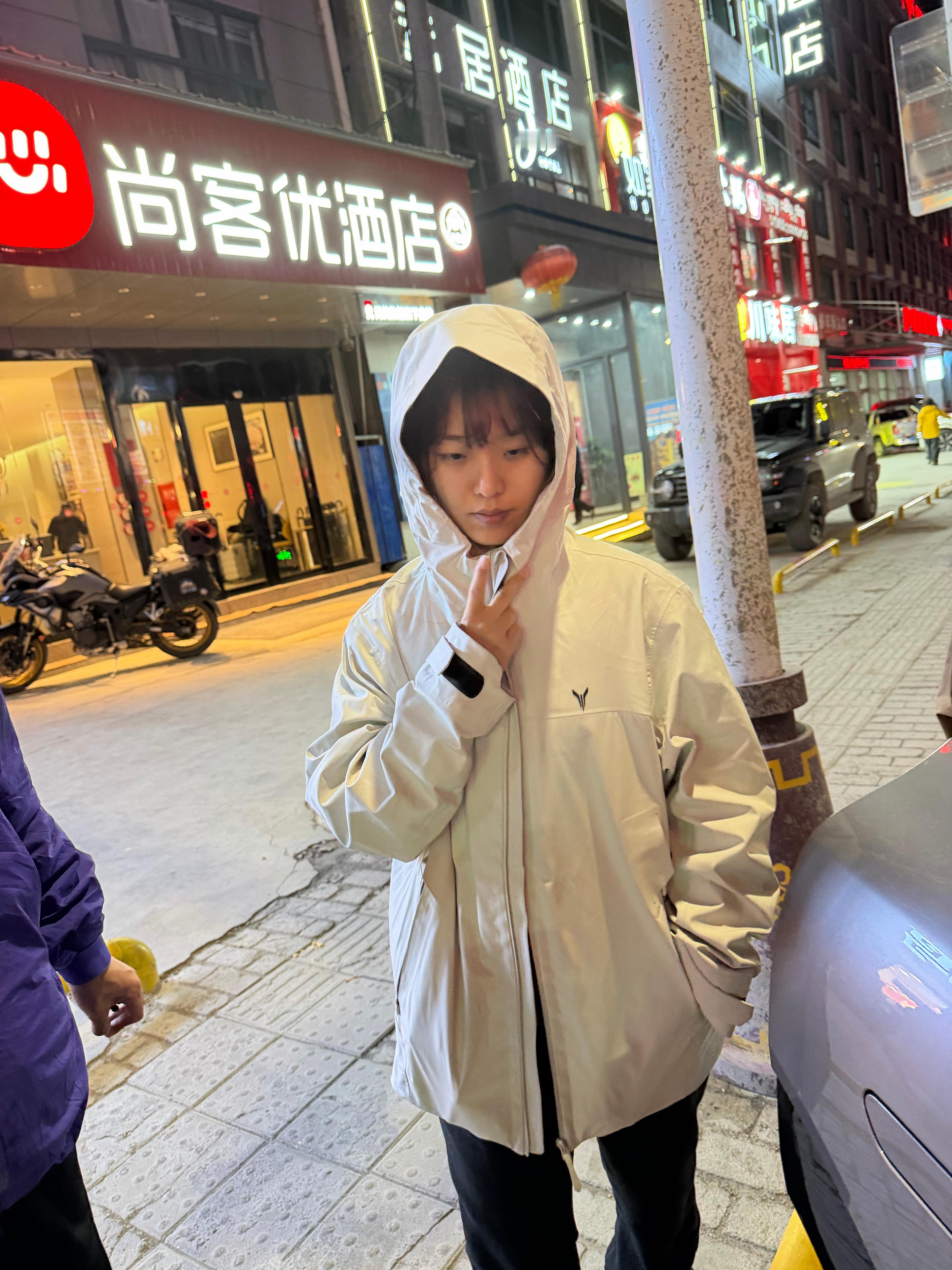 这个老师，居然穿着岚图的衣服来，特意跟我展示，现在户外5度 日喀则·萨嘎县