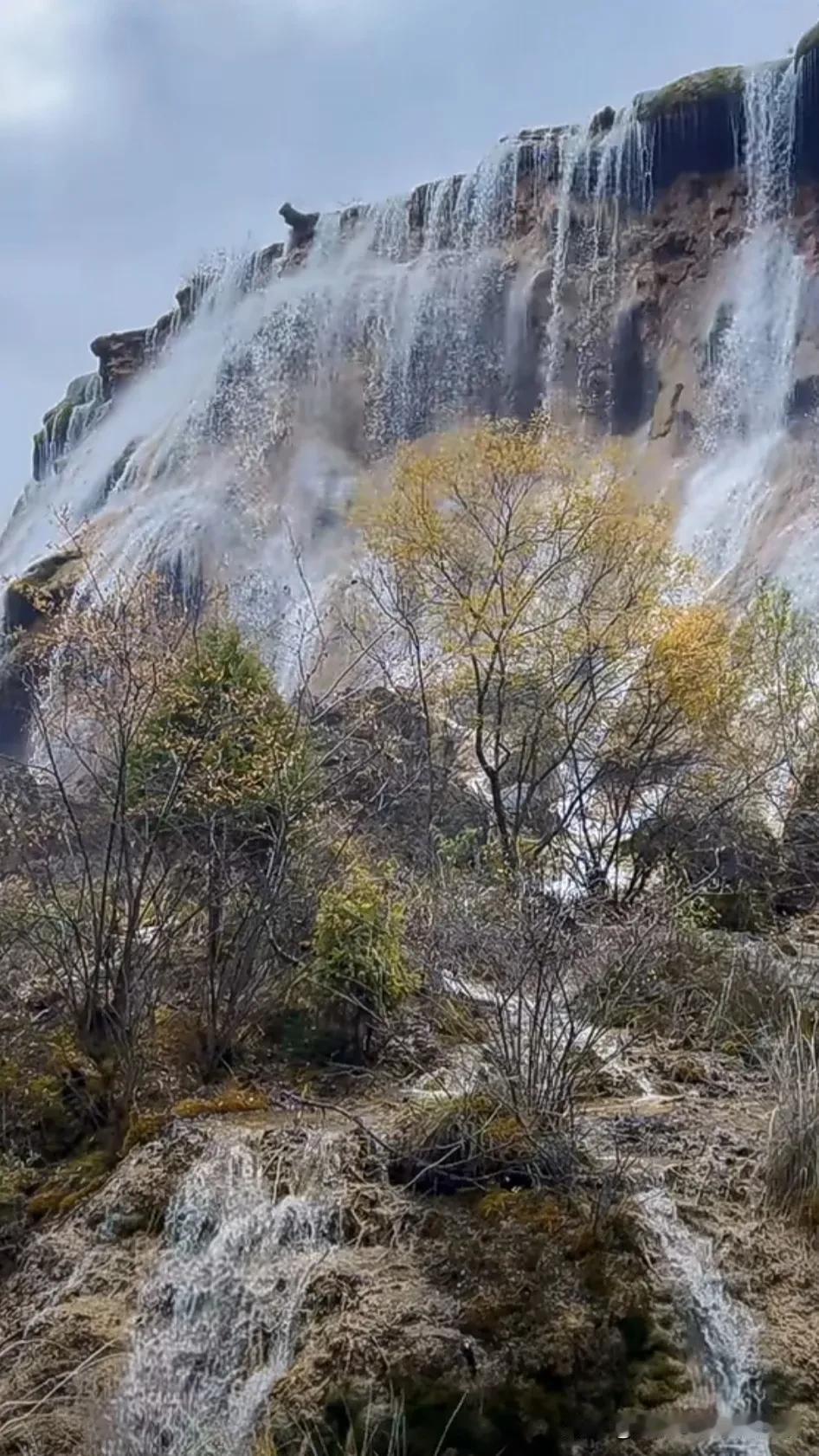 瀑布飞流直下，水花四溅。#瀑布美景🏞# #瀑布之壮美# #我镜头里的瀑布# #