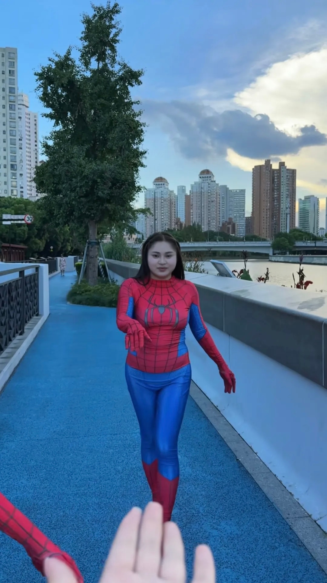 我真搞不懂拍这种是何意味……真有好姐妹会这样吗？ ​​​
