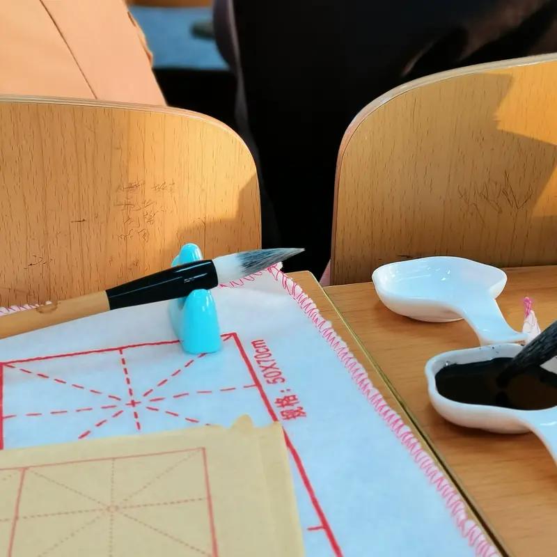 秘书写材料用得着的好词好句：
春风染绿枝头，春雨唤醒大地，春花烂漫人间。
只有荒