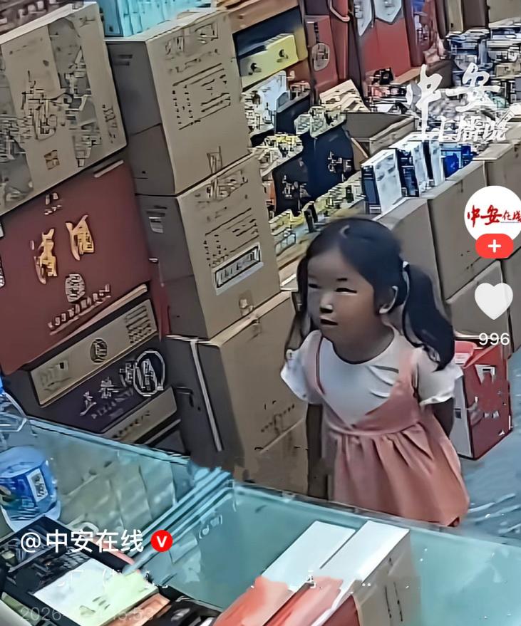近日，河南一位父亲，腿脚受了伤，走路得拄着双拐，带着才四岁的小女儿跑到天津讨生活