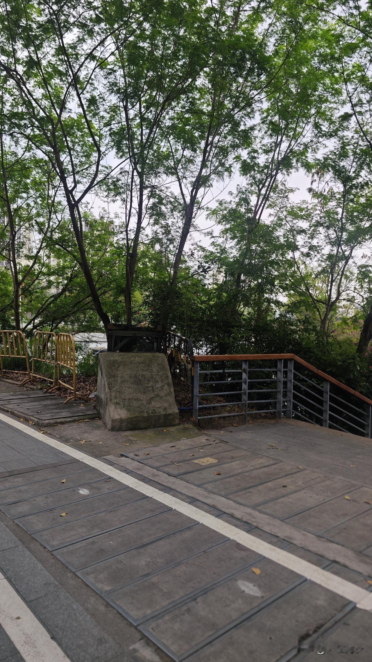 南沙凤凰湖最煞风景的位置，一条铁桥挡住了风景也拦住了人行道。看了一下应该高压电线