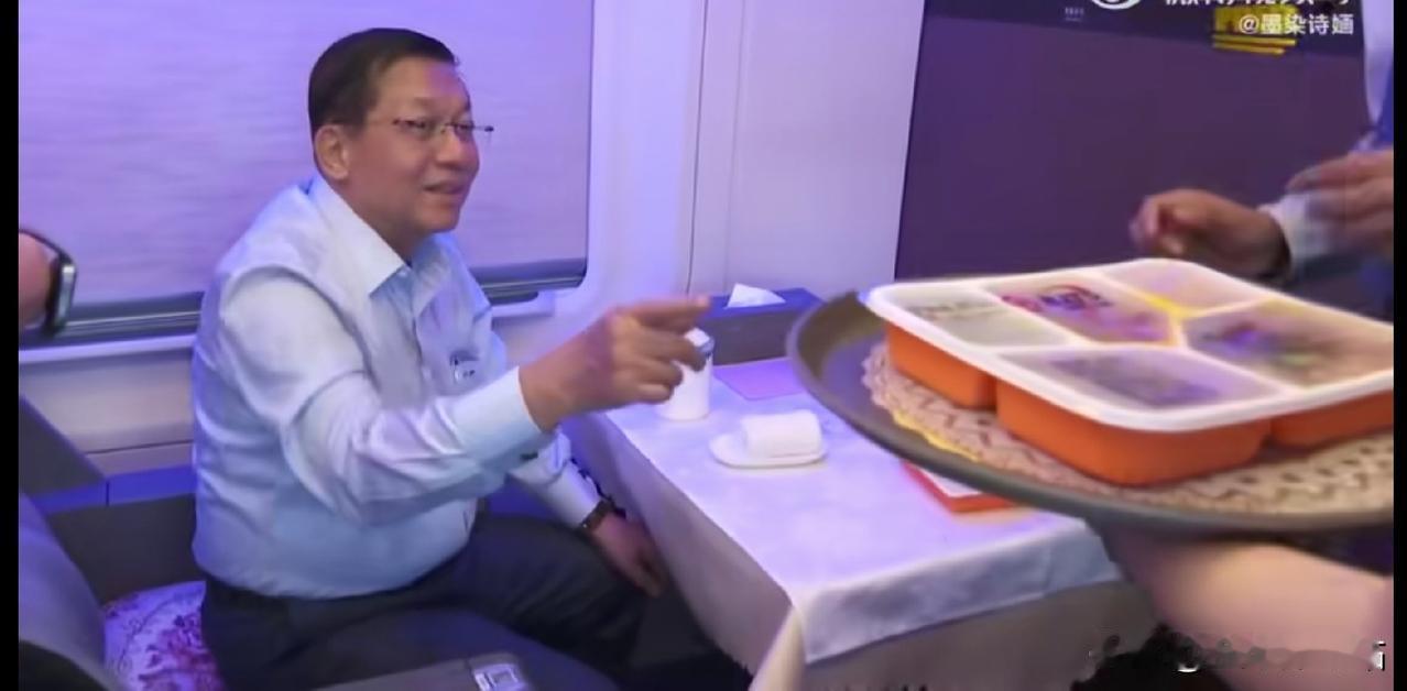 缅甸总统敏昂莱亲自体验中国高铁，并品尝高铁餐食。
这是准备想把中国高铁，带到缅甸