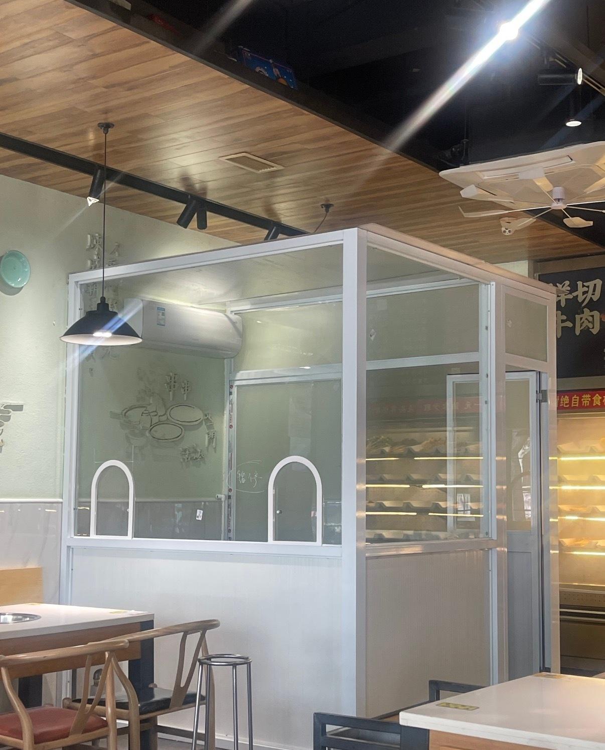 如果这么多小饭店有问题，不符合规定，就该去查，而不是责怪别人举报。

同时，也应