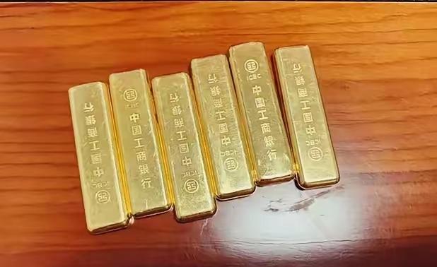 你别老盯着股票和黄金了，我告诉你现在啥玩意儿涨得最疯——一种比指甲盖还小的陶瓷片