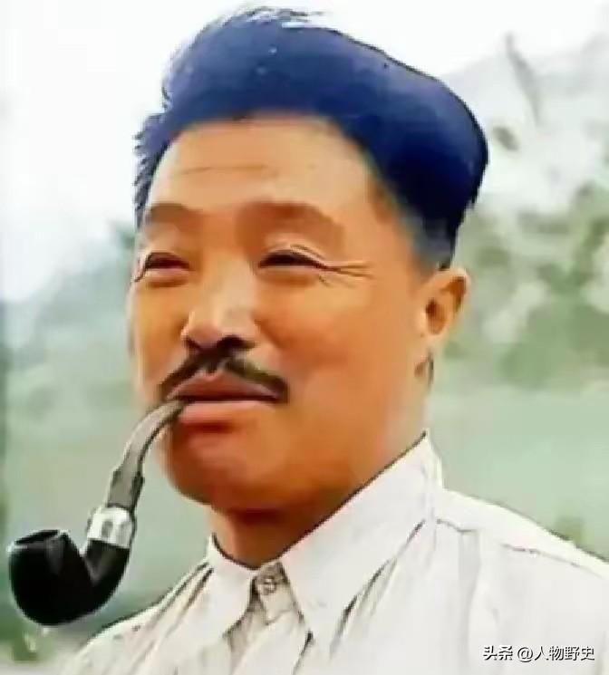 1947年，小河会议结束后，毛主席突然找到贺龙，神色凝重地说：“有句话，我一直想