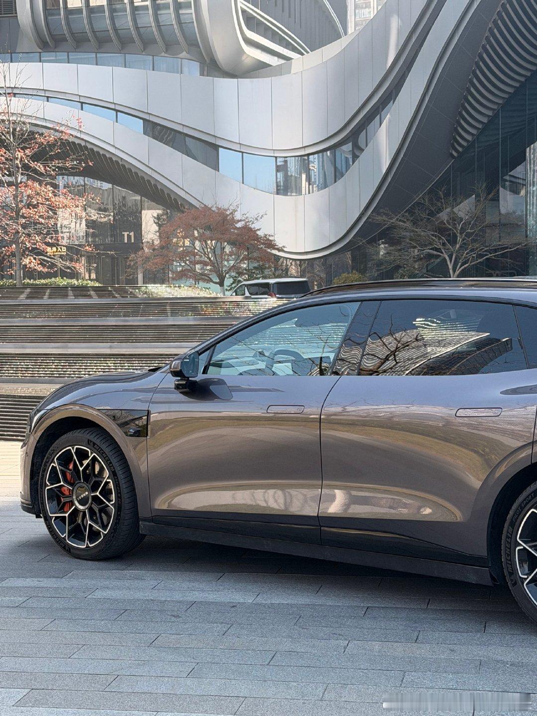 谁说冬天出行就等于狼狈的？！极氪007GT第一个不同意！出门前就可以先启动。空调